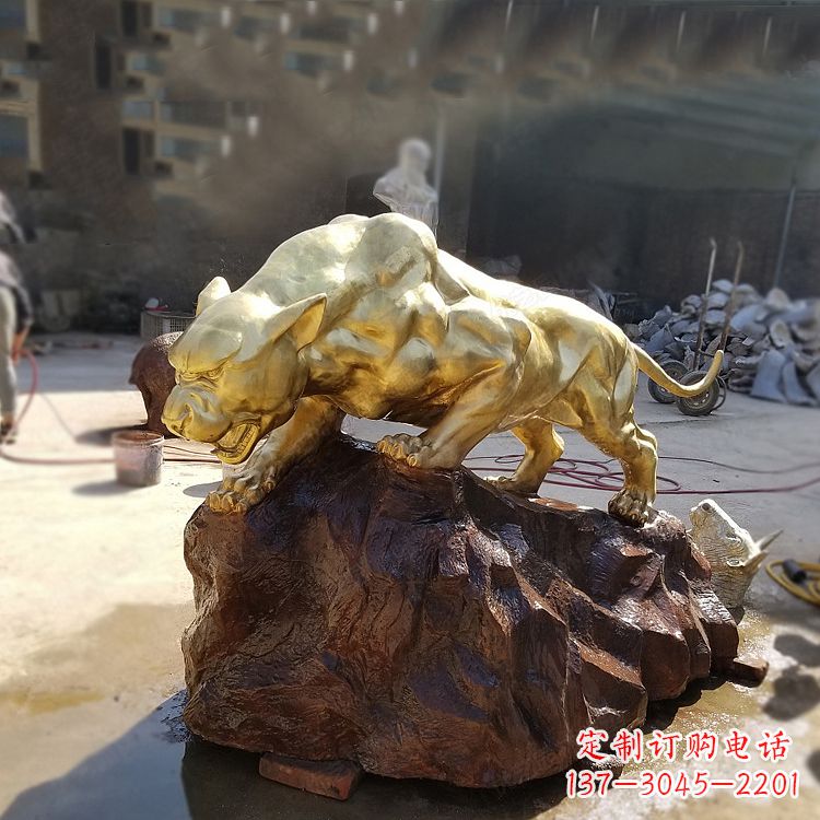 许昌铸铜雕刻的豹子公园景区情景动物雕塑