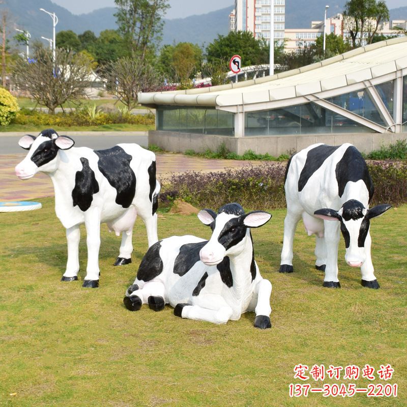 许昌玻璃钢奶牛雕塑给环境带来美丽