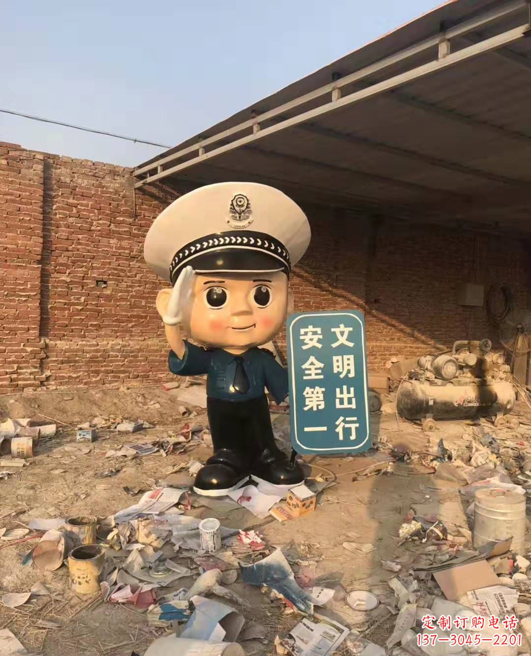 许昌玻璃钢卡通警察雕塑公园广场安全警示语雕塑