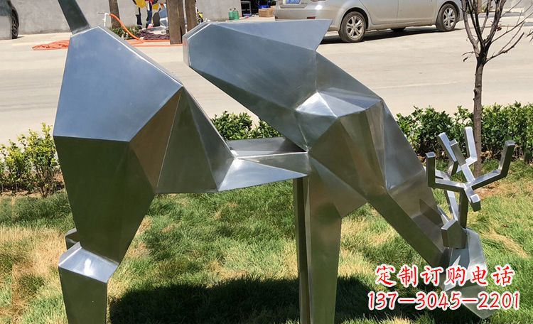 许昌不锈钢梅花鹿雕塑给公园带来美丽风景
