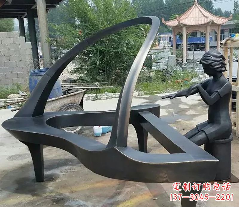 许昌弹钢琴广场抽象铜雕