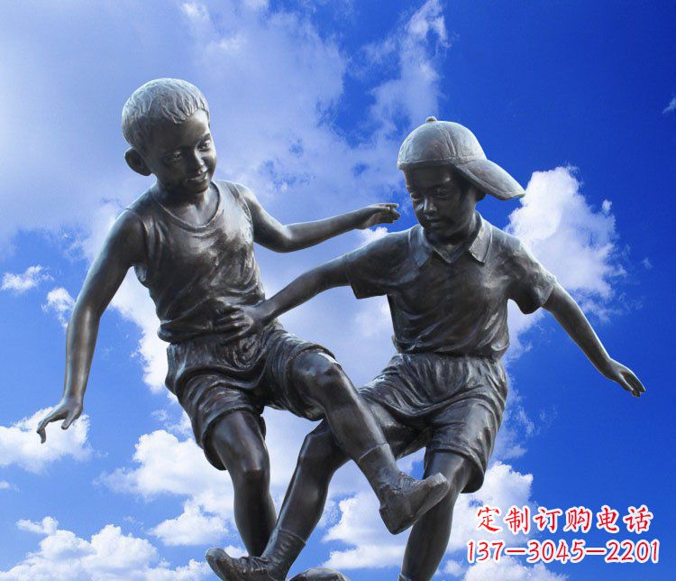 许昌校园玻璃钢仿铜儿童踢球景观雕塑