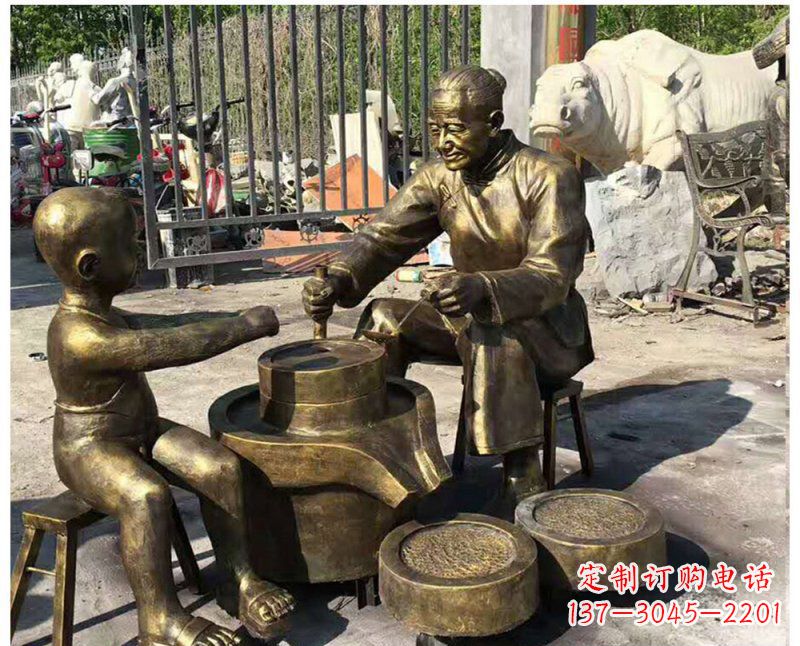 许昌传承传统,细节丰富的把老人磨豆浆雕塑