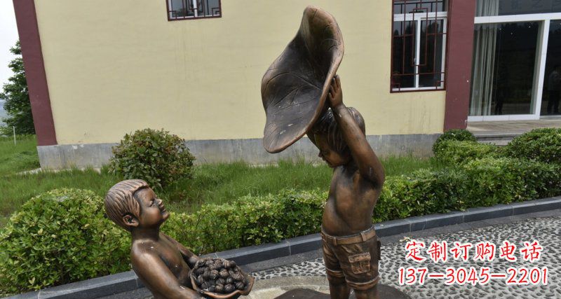 许昌公园拿着帽子装核桃的小男孩小品铜雕