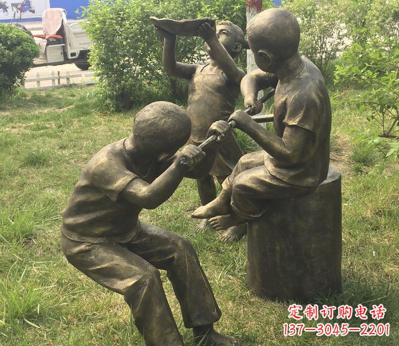 许昌公园玩水的儿童铜雕