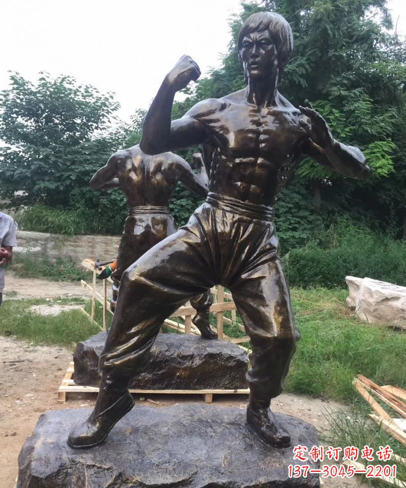 许昌致敬传奇李小龙铜雕