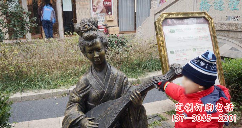 许昌街边弹琵琶的古代美女人物景观铜雕