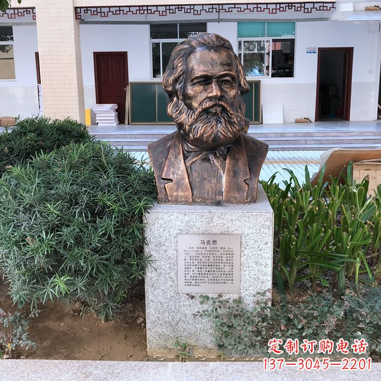 许昌马克思铸铜头像雕塑，记录校园历史精彩