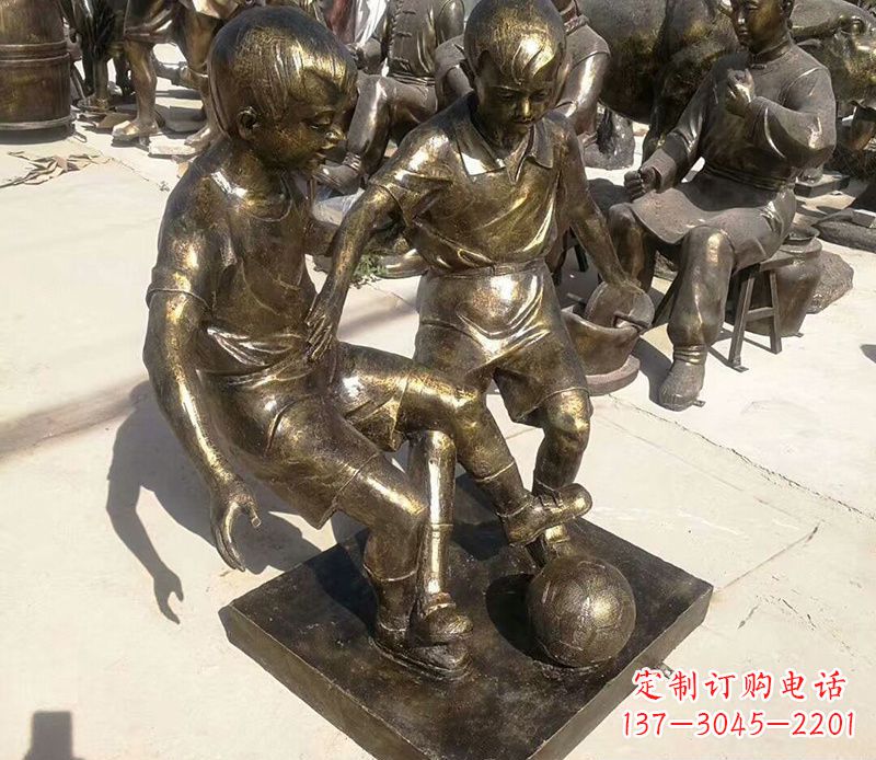 许昌踢足球的儿童铜雕