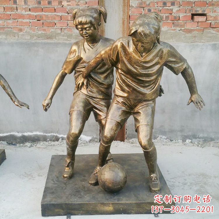 许昌踢足球的小女孩雕塑