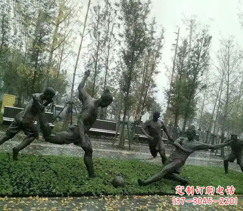 许昌踢足球公园运动人物铜雕