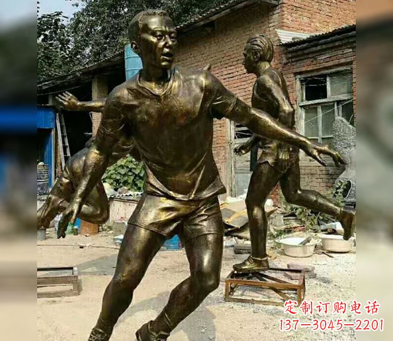 许昌踢足球广场人物铜雕