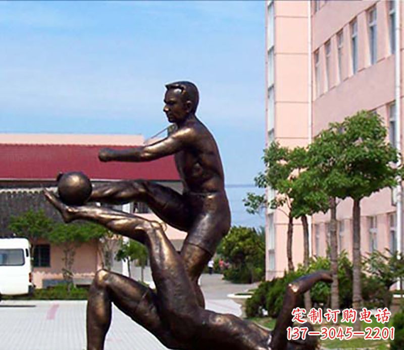 许昌踢足球人物广场小品铜雕