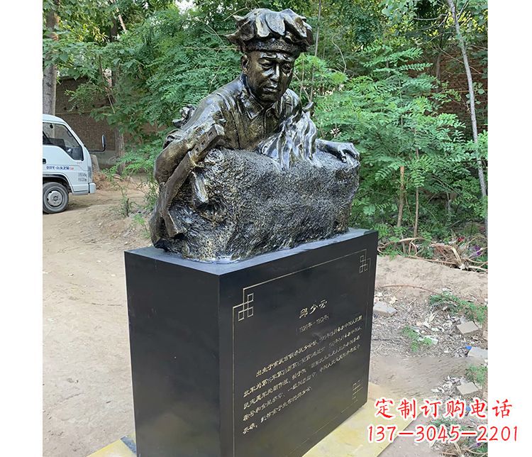 许昌铜雕邱少云战士雕塑