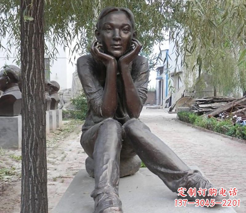 许昌托着下巴小女孩公园人物铜雕