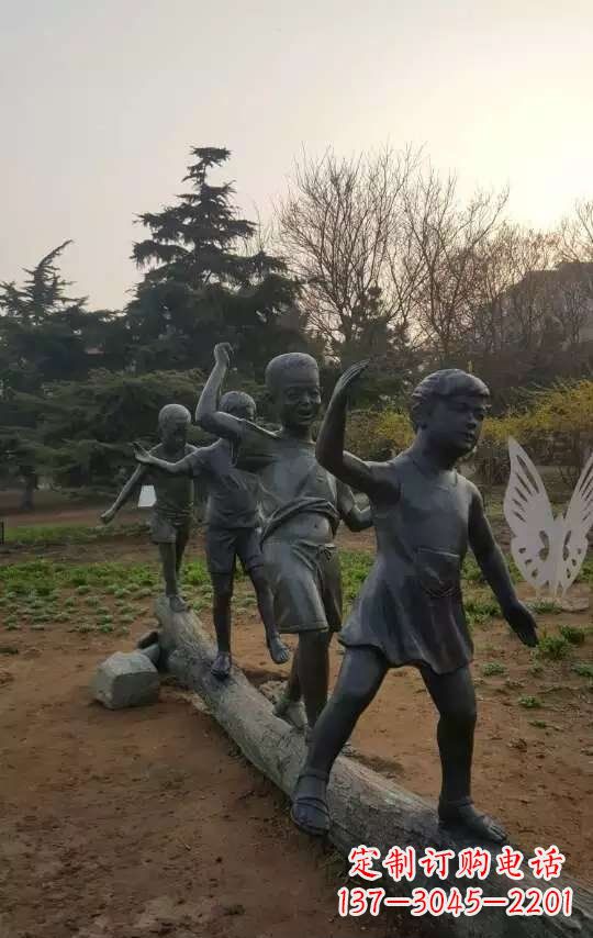 许昌玩走独木桥儿童铜雕