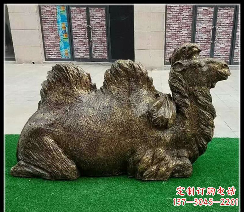 许昌卧在草地的骆驼铜雕