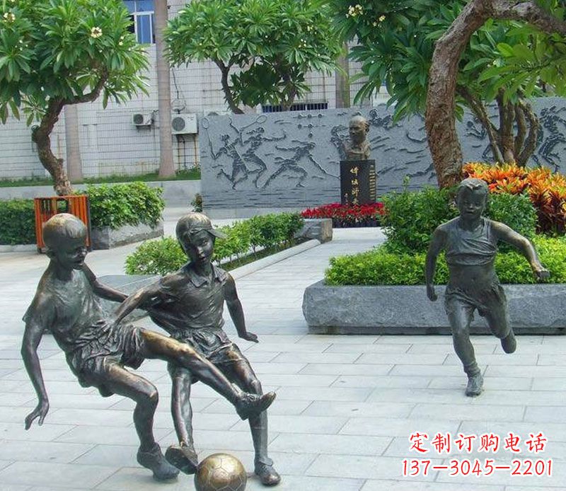 许昌小孩踢足球公园景观铜雕