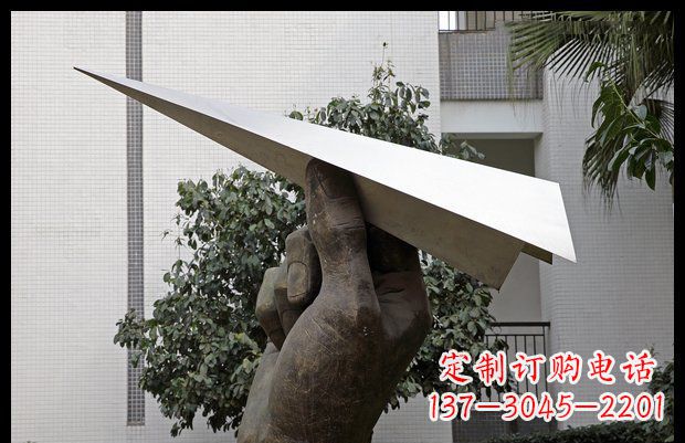许昌小区不锈钢手拿纸飞机雕塑