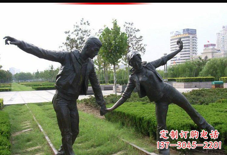 许昌走铁轨的情侣铜雕