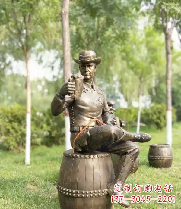 许昌坐酒桶喝啤酒的牛仔铜雕